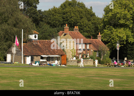 Lurgashall Dorfplatz sieht Spieler an einem warmen sonnigen Herbsttag für ein Cricket-Spiel vorbereiten. Stockfoto