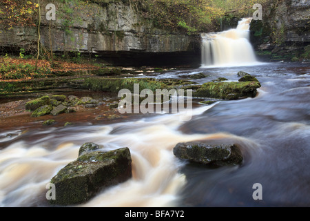 Blick auf West Burton Wasserfall in einem kleinen Dorf ot, die den gleichen in Wensleydale Yorkshire Dales National Park Namen Stockfoto