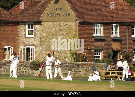 Lurgashall Dorfplatz sieht Spieler an einem warmen sonnigen Herbsttag für ein Cricket-Spiel vorbereiten. Stockfoto