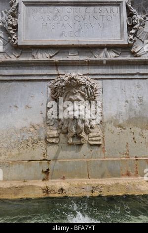 Pilar Carlos 5, Charles V Fountain (entworfen von Pedro Machuca) am Eingang der Alhambra, Granada, Andalusien, Spanien Stockfoto