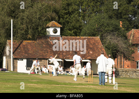 Lurgashall Dorfplatz sieht teilnehmenden Spieler in einem Spiel der Cricket an einem warmen sonnigen Herbsttag. Stockfoto