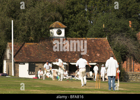 Lurgashall Dorfplatz sieht teilnehmenden Spieler in einem Spiel der Cricket an einem warmen sonnigen Herbsttag. Stockfoto