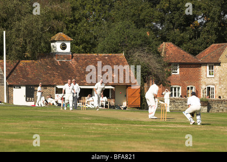 Lurgashall Dorfplatz sieht teilnehmenden Spieler in einem Spiel der Cricket an einem warmen sonnigen Herbsttag. Stockfoto