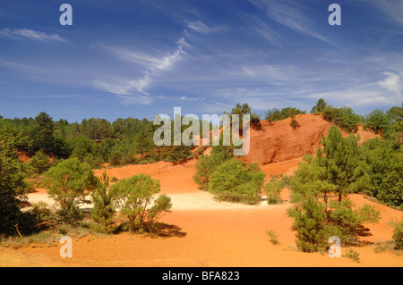 Ocker Landschaft bei Rustrel, die Französisch Colorado oder Colorado de Provence, Vaucluse, Naturpark Luberon, Frankreich Stockfoto