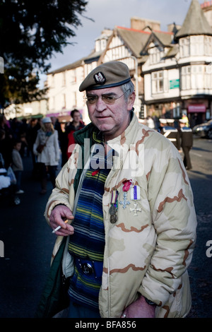 SAS-Veteran am Remembrance Day Sonntag, 8. November 2009 tragen seine Medaillen und Kappe Abzeichen & Gürtel mit SAS Abzeichen & Mohn Stockfoto