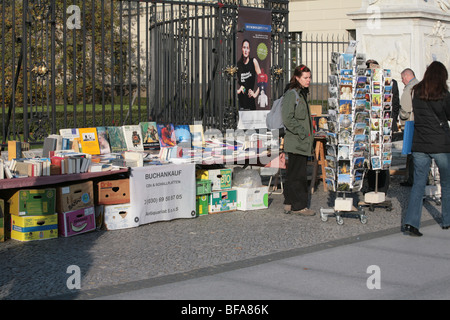 Bücherständen außerhalb der Humboldt-Universität-Universität Unter Den Linden Berlin Deutschland Deutschland Stockfoto