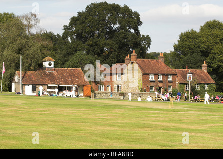 Lurgashall Dorfplatz sieht Spieler an einem warmen sonnigen Herbsttag für ein Cricket-Spiel vorbereiten. Stockfoto