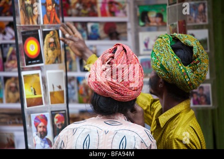 Rajput Männer betrachten Postkarten in Sadar Bazar während der Camel Fair in Pushkar Indien Stockfoto