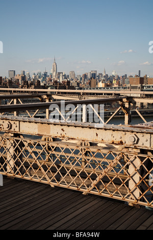 Skyline-Blick von der Brooklyn Bridge in Richtung Mitte Stadt Manhattan, New York, USA Stockfoto