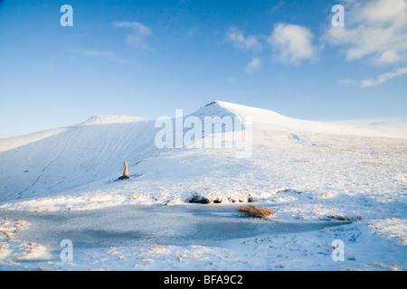 Pen-y-Fan und Mais du Berge in den Brecon Beacons Südwales im Winter. Schöne Landschaft und die Aussicht von den Gipfeln. Stockfoto