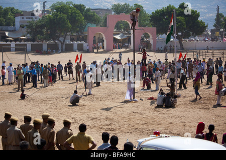 Balance-Akt auf der Camel Fair in Pushkar Indien Stockfoto