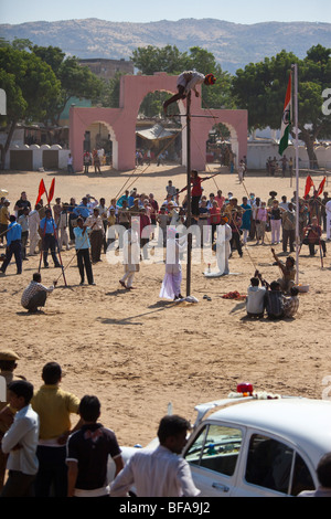 Balance-Akt auf der Camel Fair in Pushkar Indien Stockfoto