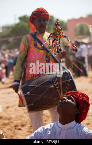 Balance-Akt auf der Camel Fair in Pushkar Indien Stockfoto