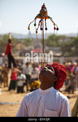 Balance-Akt auf der Camel Fair in Pushkar Indien Stockfoto