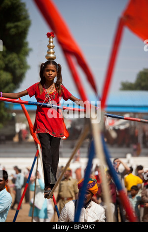 Gratwanderung zu Fuß auf der Camel Fair in Pushkar Indien Stockfoto