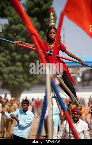 Gratwanderung zu Fuß auf der Camel Fair in Pushkar Indien Stockfoto