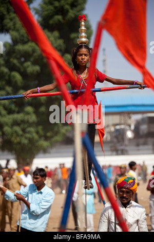 Gratwanderung zu Fuß auf der Camel Fair in Pushkar Indien Stockfoto