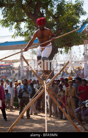 Springen während Gratwanderung zu Fuß auf der Camel Fair in Pushkar Indien Stockfoto