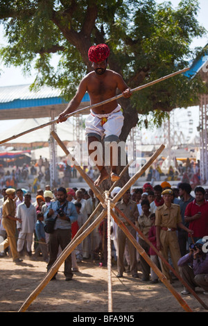 Springen während Gratwanderung zu Fuß auf der Camel Fair in Pushkar Indien Stockfoto