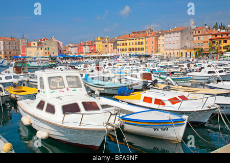 Marina vor der Altstadt von Rovinj, Istrien, Kroatien Stockfoto