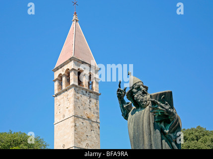 [Glockenturm] und Grgur Ninski Statue in Split, Dalmatien, Zentralkroatien Stockfoto