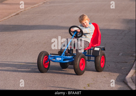 Ein Model Release Bild eines sechsjährigen Jungen fahren einen Berg go Karts im Vereinigten Königreich Stockfoto