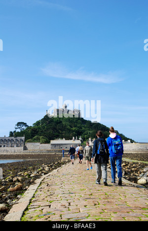 Touristen, die bei Ebbe zu Fuß zu st.michaels mount in Cornwall, Großbritannien Stockfoto