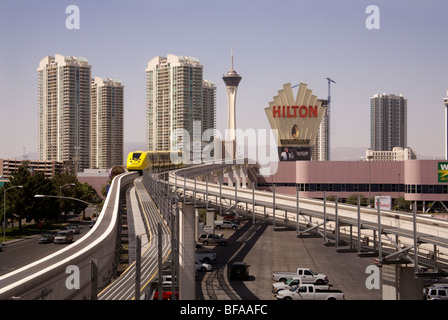 Übersehen von Hochhäusern, läuft eine Einschienenbahn auf einer Strecke über den Straßen von Las Vegas, Nevada, USA, Stockfoto