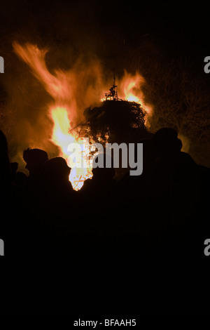 Menschenmengen vor Feuer auf Bonfire Night am 5. November Stockfoto