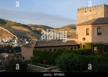 Blick auf Palacios Nazaries und Sacremento Viertel von Granada jenseits der Alhambra, Granada, Andalusien, Spanien Stockfoto