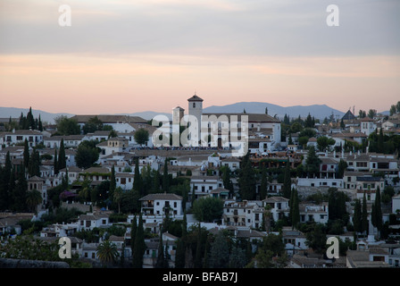 Blick bei Sonnenuntergang von der Alhambra entfernt über den Albaicín Viertel von Granada, Andalusien, Spanien Stockfoto