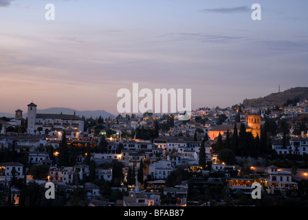 Blick bei Sonnenuntergang von der Alhambra entfernt über den Albaicín Viertel von Granada, Andalusien, Spanien Stockfoto