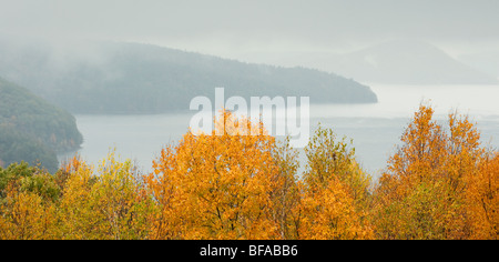 Der Ausbau Reservoir an einem nebligen, Herbsttag Stockfoto