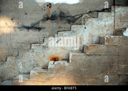 Betontreppen auf Betonwand Stockfoto