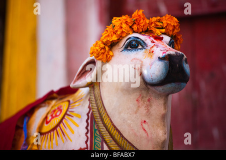 Nandi der Stier vor einem Tempel auf den Ghats in Pushkar Indien Stockfoto