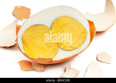 Halbierte hart gekochtes Ei mit zwei Eigelb auf weißem Hintergrund. Makro. Stockfoto