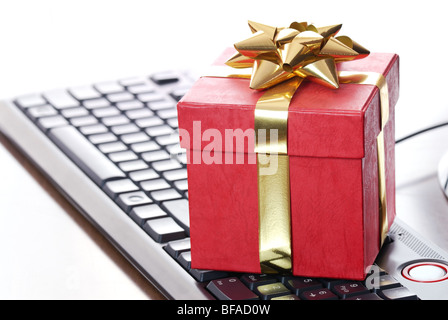Roten Geschenkbox auf Computer-Tastatur - Online-shopping-Konzept Stockfoto