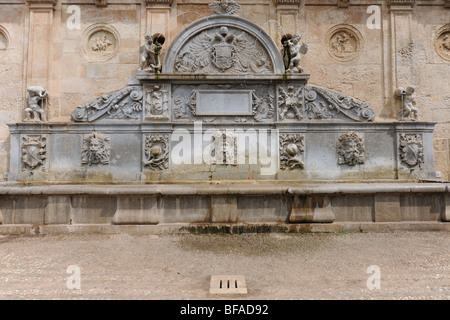 Pilar Carlos 5, Charles V Fountain (entworfen von Pedro Machuca) am Eingang der Alhambra, Granada, Andalusien, Spanien Stockfoto