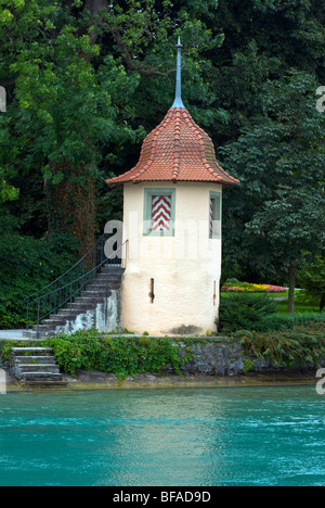 Wachturm am Ufer des Flusses Aar in der Nähe der Stadt Thun Schweiz Stockfoto