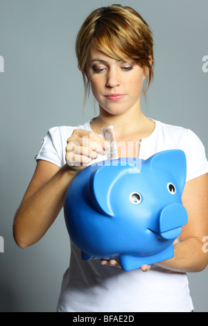 Frau mit einem Sparschwein Stockfoto