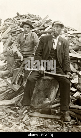 Holzfäller ruht auf Holzstapel Stockfoto