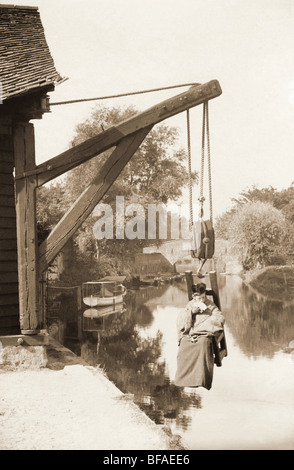 Frau in einen Dunking Hocker Held von Block & Tackle Stockfoto