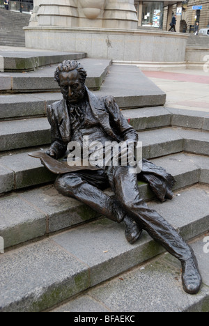 Statue von Thomas Attwood der britische Ökonom und starke Kämpferin für Wahlreform in Chamberlain Quadrat, Birmingham. Stockfoto