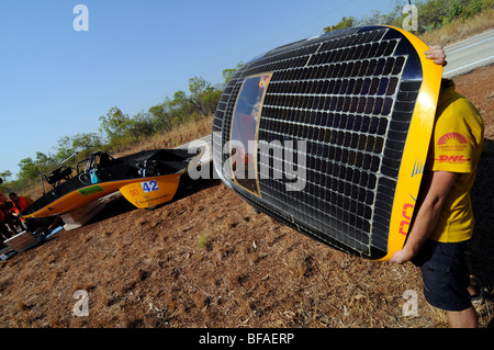 Solar Auto Rennteam Aufladen ihrer Auto-Solaranlage. Stockfoto