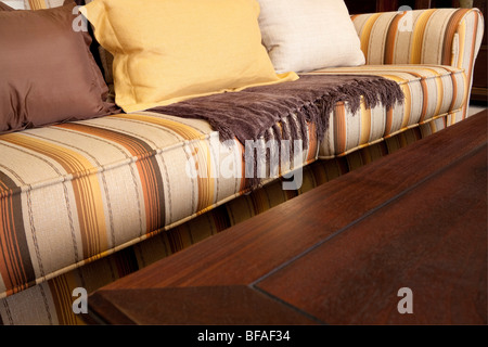 Moderne Sofa und Couchtisch in herbstlichen Farbtönen Stockfoto