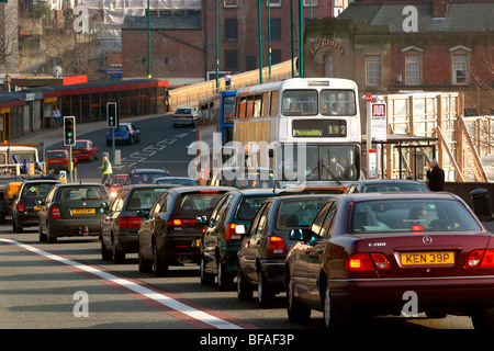 England, Cheshire, Stockport, Stadtzentrum, Wellington Road North, Verkehrsstaus, Linie von Briefpapier Autos Stockfoto