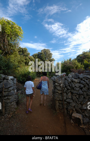 Insel Cres, Kroatien, Mutter und Tochter durch das Tor in Trockenmauer Stockfoto