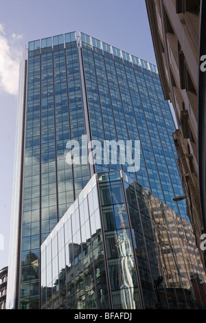 Neues Glas Gebäude auf dem Gelände der alten LSE in der City of London GB UK Stockfoto