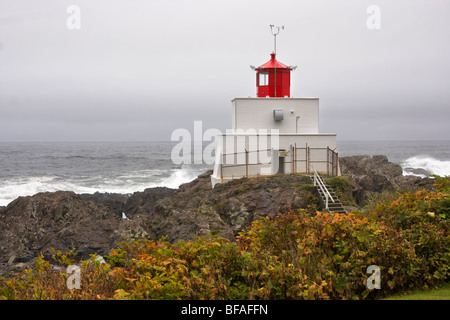 Amphitrite Point Lighthouse an einem nebligen Herbsttag, Ucluelet, Britisch-Kolumbien Stockfoto