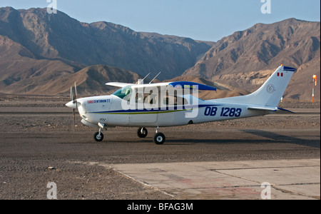Cessna-Flugzeuge, die die Passagiere für einen Flug über die Nazca-Linien, Nazca, Peru Stockfoto